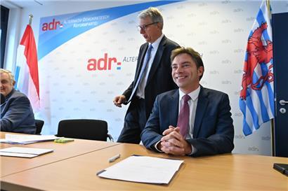 Nicht mit Österreichs Populisten in einem Team, sondern mit den spanischen: ADR-Politiker Fernand Kartheiser und Fred Keup 
