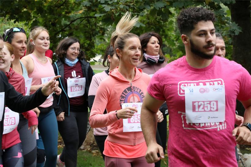 Nicht nur Frauen setzen sich im Kampf gegen den Brustkrebs ein: Unterstützung ga...