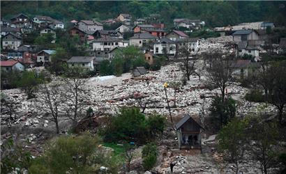 Nicht nur Überschwemmungen, sondern auch ein Erdrutsch setzt den Menschen in Donja Jablanica zu
