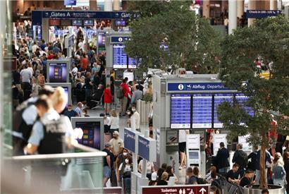 Nicht nur an deutschen Flughäfen müssen Passagiere derzeit viel Geduld aufbringen. Wegen der Pandemie fehlt es an Bodenpersonal.
