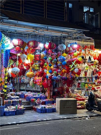 Nicht nur auf den Straßen herrscht viel Gewusel: Die kleinen Shops bieten alles an, was das Herz begehrt
