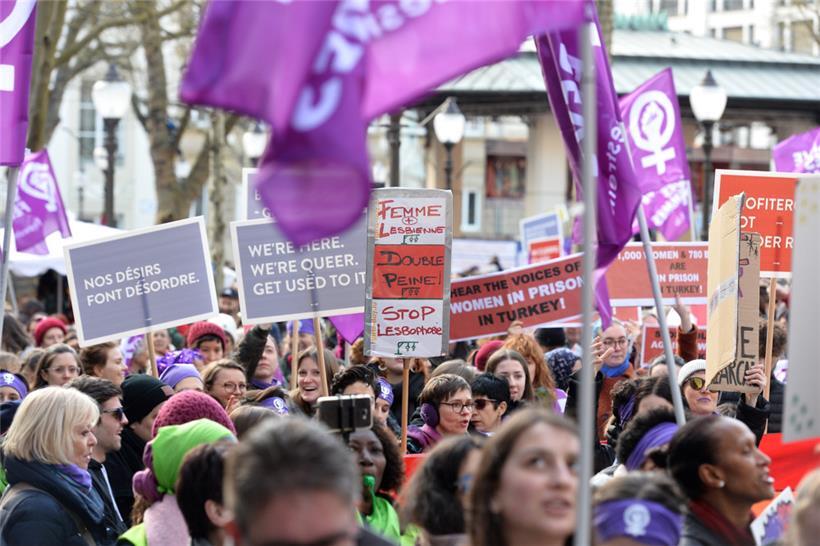 Nicht nur bei queeren Demos präsent: lesbische, nicht heterosexuelle und queere Frauen beim feministischen Marsch 2020
