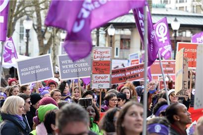 Nicht nur bei queeren Demos präsent: lesbische, nicht heterosexuelle und queere Frauen beim feministischen Marsch 2020

