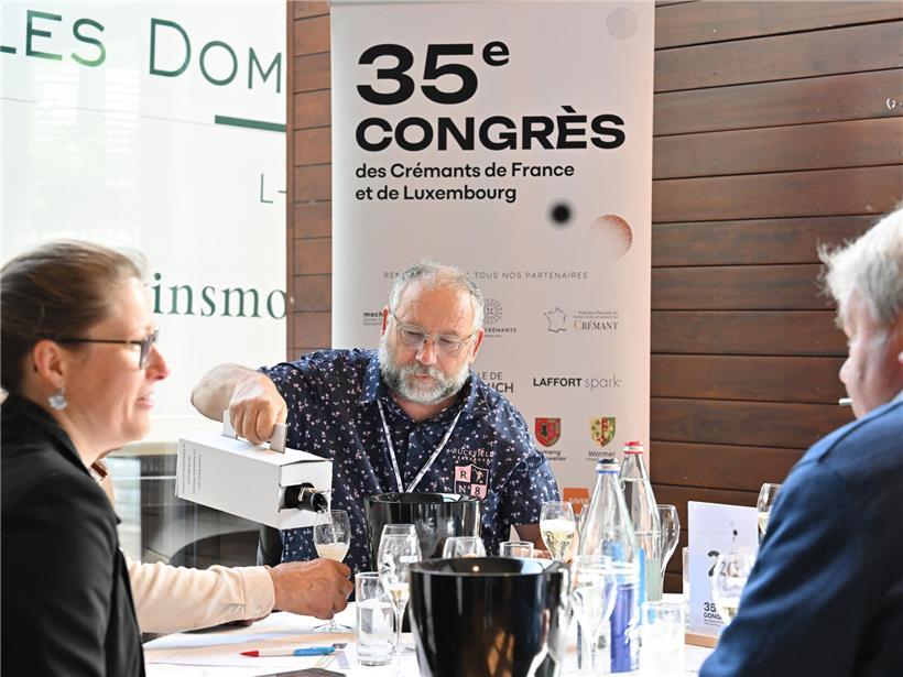 35. Jubiläum des Crémant de Luxembourg mit Sektglas, Symbol für 35 Jahre luxemburgische Schaumweinproduktion