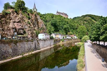 Trockenes Flussbett des Our in Vianden mit niedrigem Wasserstand und vertrockneter Vegetation im Sommer