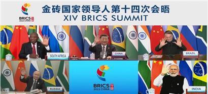 Nicht nur der Westen demonstrierte Geschlossenheit: Hier winken die Vertreter von 3,21 Milliarden Menschen
