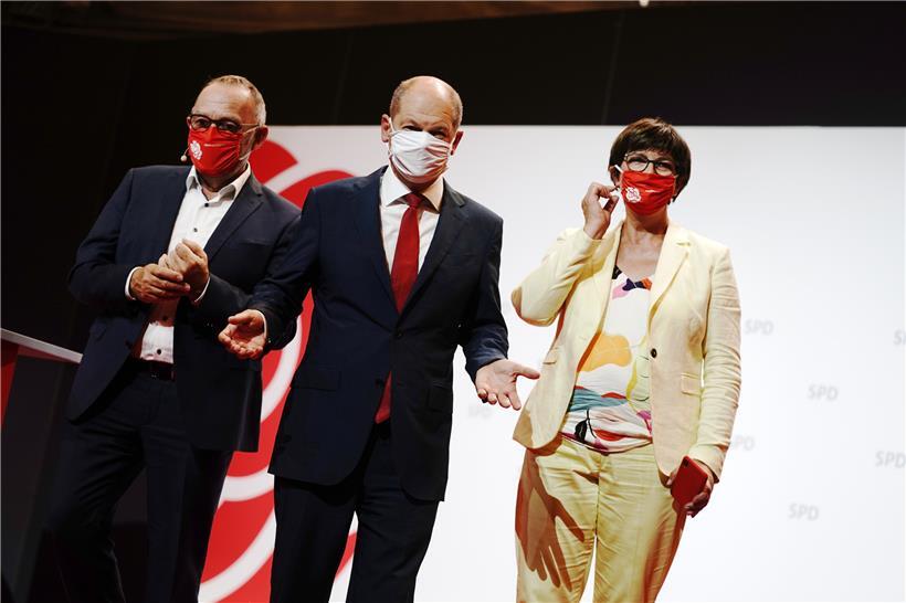 Nicht nur die Bundesvorsitzenden der SPD Saskia Esken (r.) und Norbert Walter-Borjans (l.) werden Olaf Scholz unterstützen müssen bei seiner Kanzlerkandidatur 
