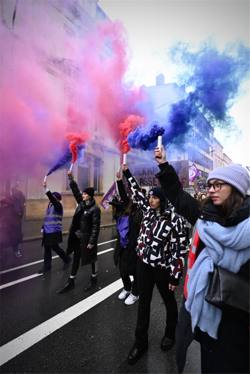 Nicht nur die teilnehmenden Menschen, sondern auch bunter Rauch zog zeitweise du...