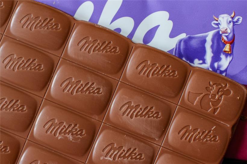 Nicht nur wurde diese Schokolade nach einer Gewichtsreduzierung pro Tafel bei gleichbleibendem Preis als Mogelpackung entlarvt, der Mondelez-Konzern, dem die Marke gehört, kassiert wegen territorialer Lieferbeschränkungen in kleineren EU-Ländern zusätzlich
