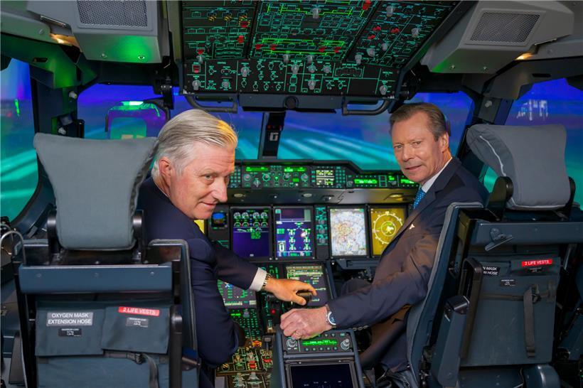 Nicht selten kommt es vor, dass ein belgischer und ein luxemburgischer Pilot gemeinsam im simulierten Cockpit des A400M sitzen. In diesem Fall: der belgische König Philippe (l.) und Großherzog Henri
