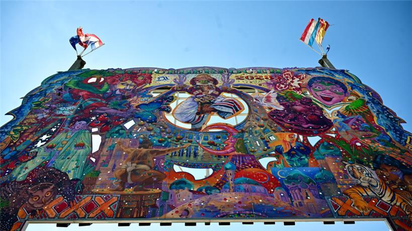 Nicht von der „Fouer“ wegzudenken: das farbenfrohe Eingangstor