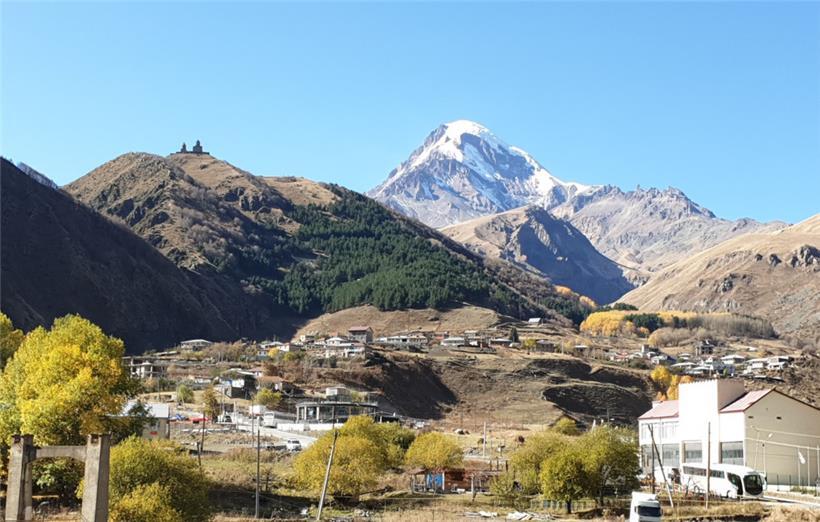 Nicht weit entfernt von der Dreifaltigkeitskirche Gergetis befindet sich der Ber...