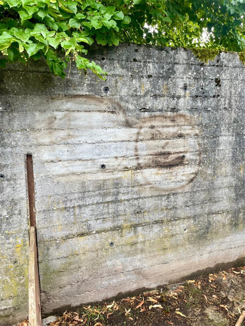 Nicht zum Lachen: An dieser Wand wurde ein Hakenkreuz entfernt. Spät, gibt eine empörte Bürgerin in einem Leserbrief zu verstehen.
