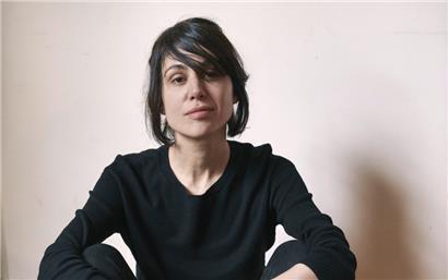 „Nichts davon ist wahr“ – oder etwa doch: Wie ernst es Schriftstellerin Veronica Raimo in ihrem Roman meint, ist nicht immer ganz klar – im Gegensatz zu ihrem eindeutigen literarischen Talent.
