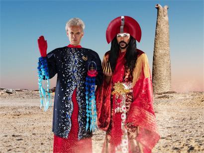 Nick Littlemore und Luke Steele von Empire of the Sun, australisches Elektro-Pop-Duo, live auf der Bühne