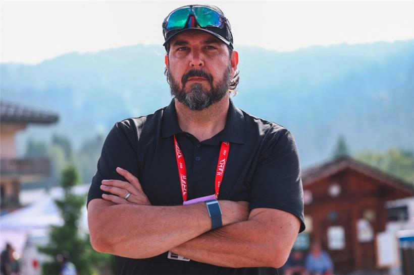 Nick Raudenski überprüft bei der Tour de France die Räder der Sportler
