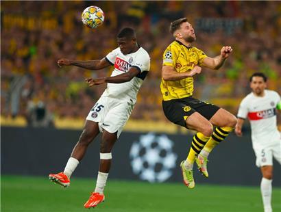 Niclas Füllkrug (r.) erzielte in Dortmund das Tor des Tages 
