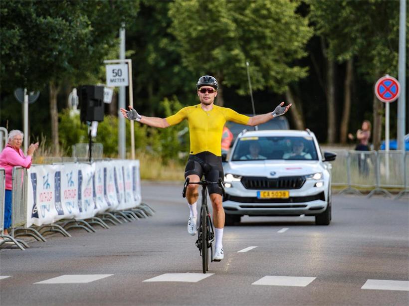 Niclas Ranker feiert seinen Sieg beim Grand Prix Kropemann am Sonntag mit Pokal und Siegerpose