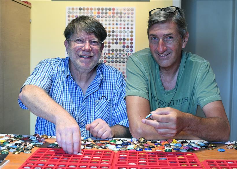Nico Bisenius (l.) und Carlo Hoffmann vor einer Auswahl der begehrten Deckel
