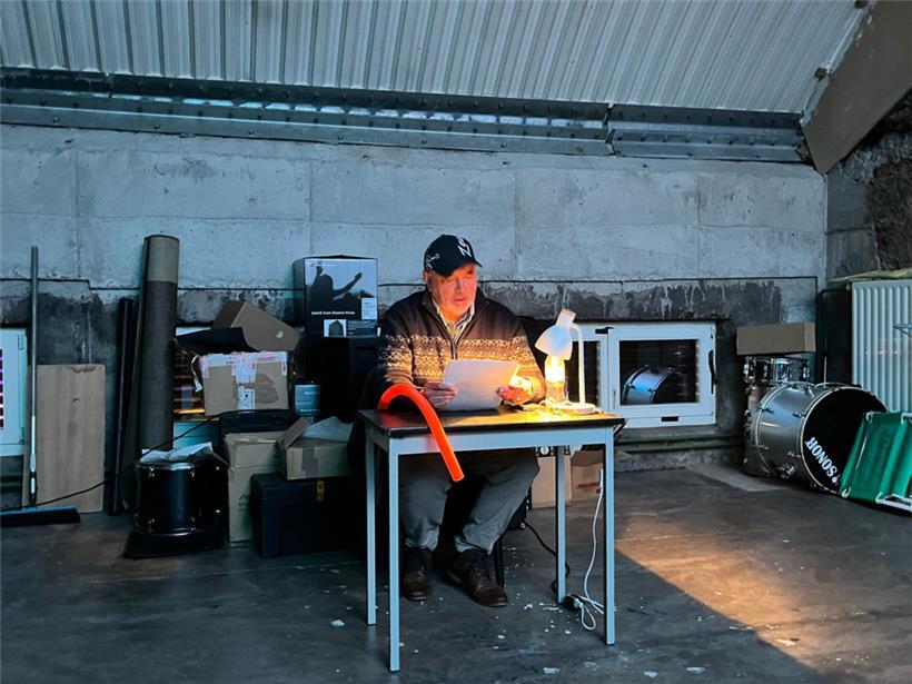 Nico Helminger le 12 octobre lors de la lecture drôlatique des extraits de „louschkäiltëmplëscht“, un texte écrit en 1983 et monté en 1985 à la Kulturfabrik
