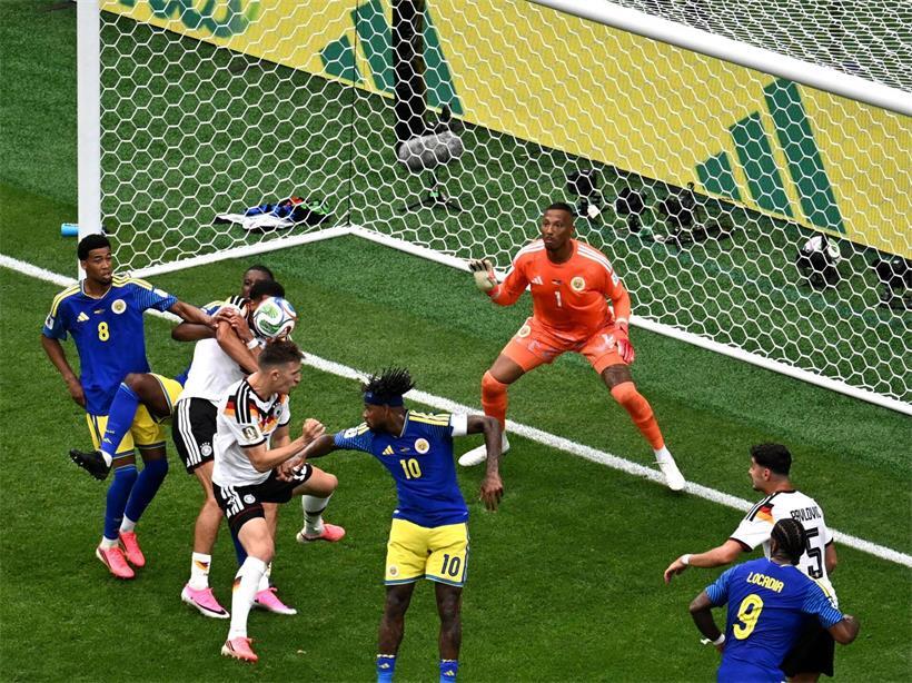 Nico Schlotterbeck köpft Deutschland zur 2:1-Führung im Fußballspiel, entscheidender Kopfball-Treffer in der Partie