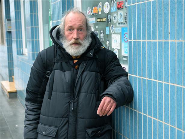 Nico Steland ist Untermieter im „Café Lakert“ und wohnte seit Mitte Mai ohne Strom, ohne Heizung und ohne warmes Wasser
