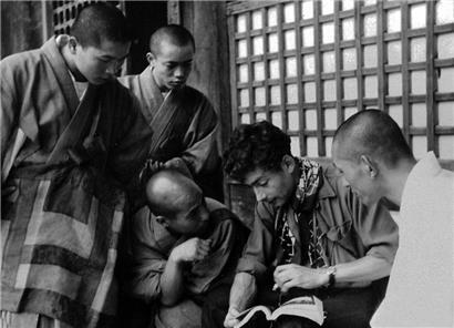Nicolas Bouvier, écrivain suisse, au temple bouddhique de Hase-Dera avec des moinillons de la secte Shingon. Japon, juin 1956.
