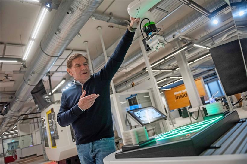 Nicolas Didier erklärt, wie die Besucher im Luxembourg Science Center Tic-Tac-Toe gegen einen Roboter spielen können – und wie das die wissenschaftliche Bildung fördert
