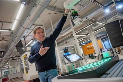 Nicolas Didier erklärt, wie die Besucher im Luxembourg Science Center Tic-Tac-Toe gegen einen Roboter spielen können – und wie das die wissenschaftliche Bildung fördert
