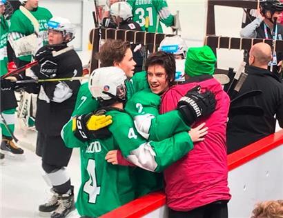 Nicolas Elgas (Mitte) hat mit seiner Mannschaft die Goldmedaille gewonnen
