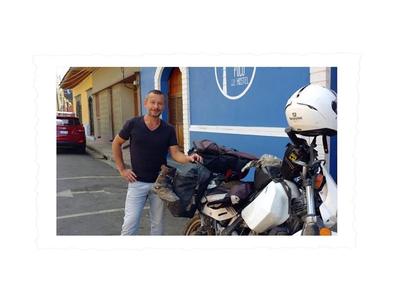 Nicolas Holzem ist Elektro- und Toningenieur. Mit seiner weißen Suzuki DR650, einer Gitarre und leichtem Gepäck ist er vergangenes Jahr durch Südamerika getourt. Seit Mitte Juni 2019 fehlt vom 45-Jährigen jede Spur. Nicolas, der perfekt spanisch spricht, ist am 16. Juni 2019 an der peruanisch-bolivianischen Grenze ein letztes Mal offiziell registriert worden. Scheinbar hat er…
