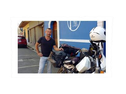 Nicolas Holzem ist Elektro- und Toningenieur. Mit seiner weißen Suzuki DR650, einer Gitarre und leichtem Gepäck ist er vergangenes Jahr durch Südamerika getourt. Seit Mitte Juni 2019 fehlt vom 45-Jährigen jede Spur. Nicolas, der perfekt spanisch spricht, ist am 16. Juni 2019 an der peruanisch-bolivianischen Grenze ein letztes Mal offiziell registriert worden. Scheinbar hat er…
