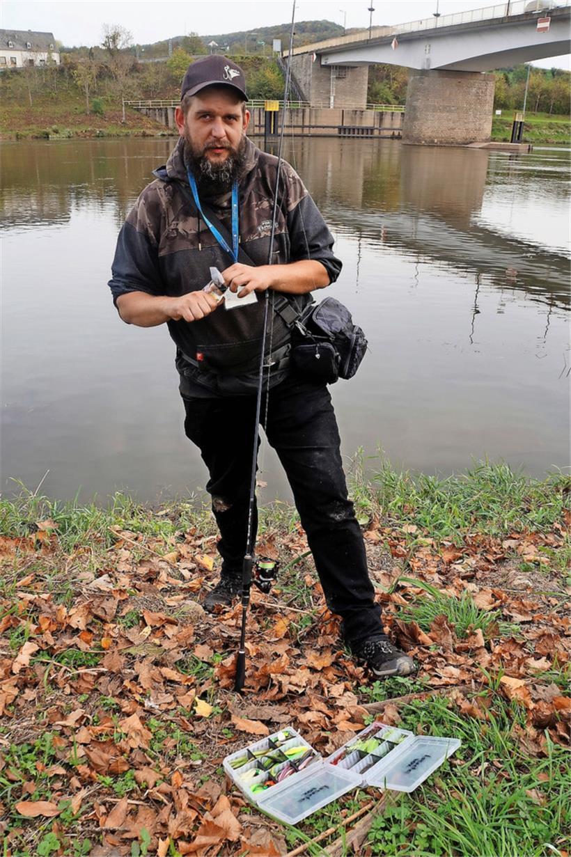 Nicolas Hoschtert präpariert seine Angel für den nächsten Versuch
