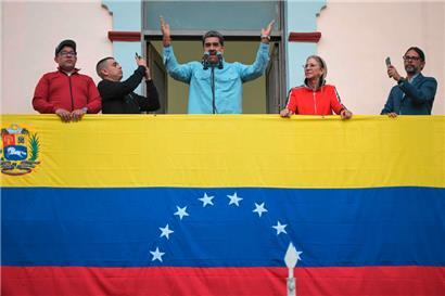 Nicolas Maduro (M.) hält unbeirrt an seinem Amt fest
