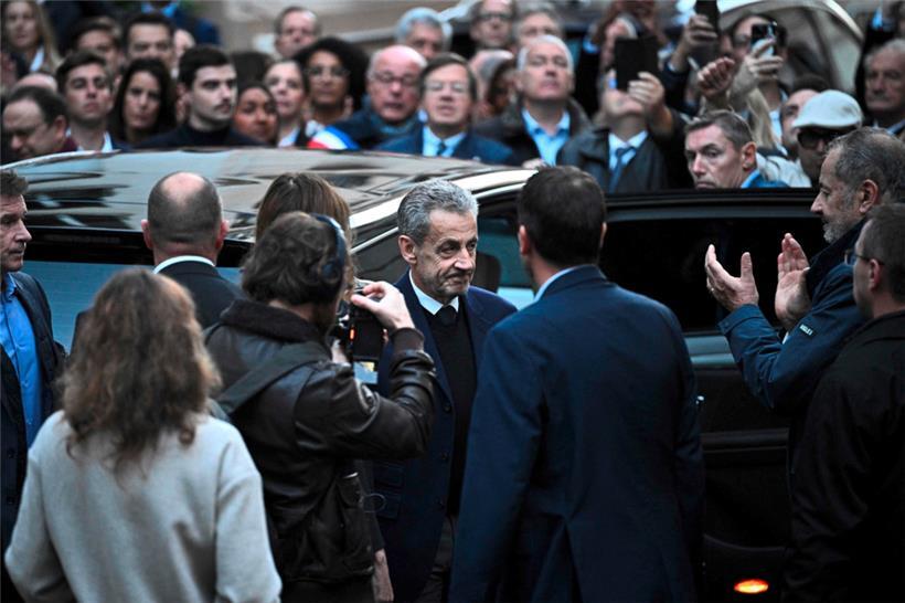 Nicolas Sarkozy fait ses adieux à sa famille et à ses fidèles venus à sa rencontre mardi matin
