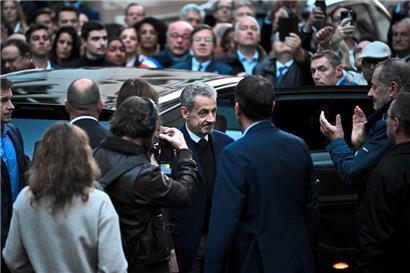 Nicolas Sarkozy fait ses adieux à sa famille et à ses fidèles venus à sa rencontre mardi matin
