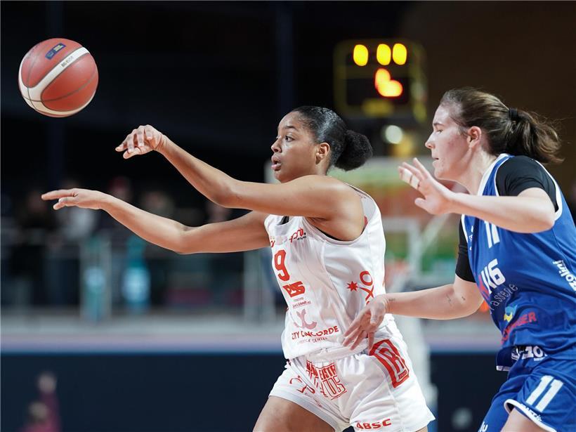 Nicole Torresani jubelt mit dem Sparta-Team im Fußballspiel und träumt vom Pokalsieg