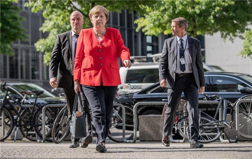Nie allein unterwegs: Angela Merkel mit Bodyguards auf dem Weg zu einer Fraktionssitzung

