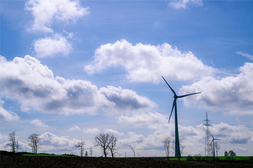 Niederanven wird in den nächsten vier Jahren verstärkt in Windkraftanlagen investieren. Das abgebildete Windrad steht in der Nähe von Bauschleiden
