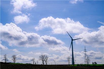 Niederanven wird in den nächsten vier Jahren verstärkt in Windkraftanlagen investieren. Das abgebildete Windrad steht in der Nähe von Bauschleiden
