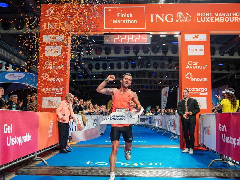 Niederländischer Marathonläufer feiert triumphalen Sieg bei internationalem Straßenlaufrennen