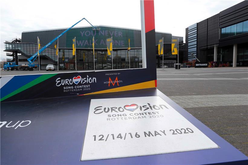 Niederlande, Rotterdam: Das Werbe-"Fenster" für den Eurovision Song Contest vor der Veranstaltungshalle Rotterday Ahoy. Der für Mitte Mai geplante diesjährige ESC ist abgesagt.
