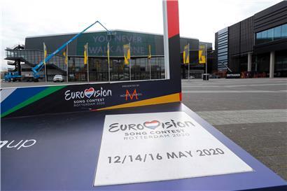 Niederlande, Rotterdam: Das Werbe-"Fenster" für den Eurovision Song Contest vor der Veranstaltungshalle Rotterday Ahoy. Der für Mitte Mai geplante diesjährige ESC ist abgesagt.
