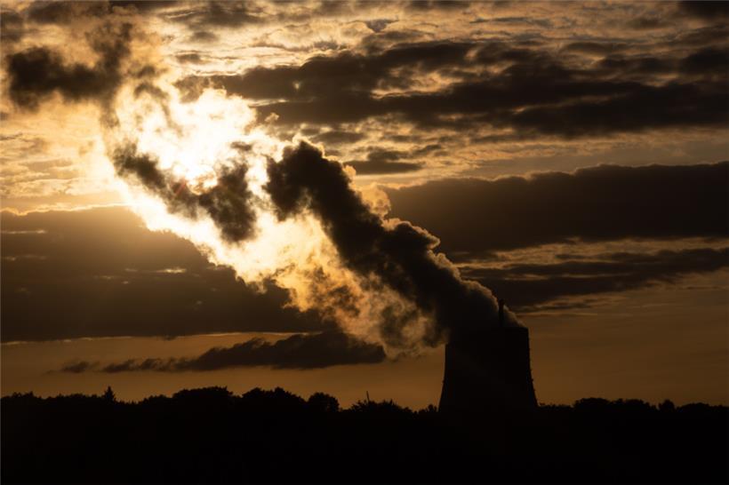 Niedersachsen, Lingen: Blick auf das Kernkraftwerk Emsland (KKE) mit seinem Kühlturm

