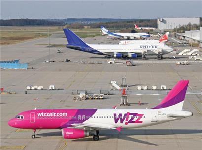 Niedrige Preise auf Kosten anderer: Hier eine Wizz-Air-Maschine am Hahn Airport im Hunsrück
