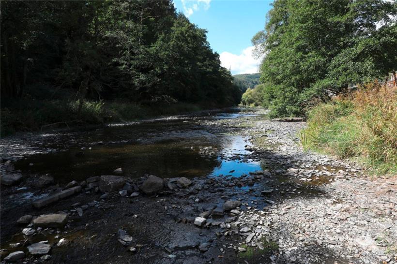 Niedriger Wasserstand der Our nahe Vianden