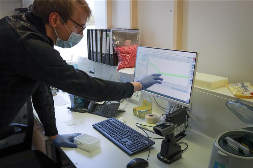 Niels Juchem, Mitarbeiter bei den „Laboratoires réunis“, erklärt das Testverfahr...