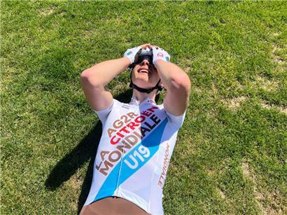 Niels Michotte konnte auf dem Rasen des Velodroms in Roubaix nicht fassen, was ihm gelungen war
