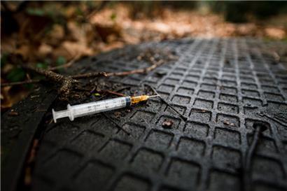 Niemand will benutzte Spritzen oder ähnliche Überbleibsel vor der Haustür vorfinden. Ob der Platzverweis jedoch die Lösung ist, daran zweifeln viele Beobachter.
