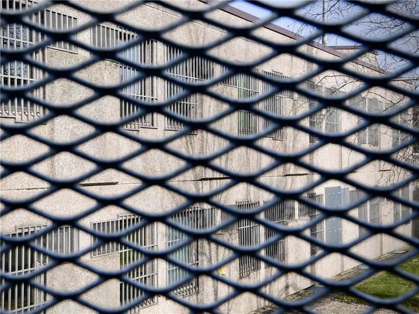 Leere Unfallstelle ohne Verletzte, sicheres Umfeld nach unfallfreiem Vorfall auf der Straße